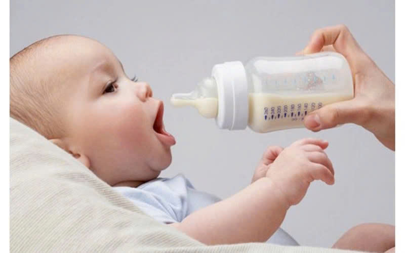 lượng sữa cho trẻ sơ sinh theo cân nặng